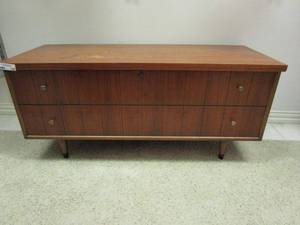 lot 142 image: LANE CEDAR BLANKET CHEST WITH KEY, TRAY INSIDE, GREAT CONDITION