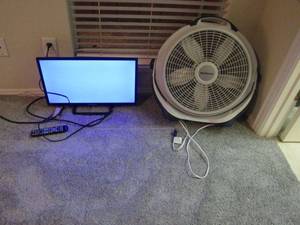 lot 155 image: WORKING 32 TV, WORKING FAN