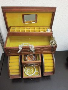 lot 156 image: VNTG JEWELRY BOX WITH FASHION JEWELRY AND PINS