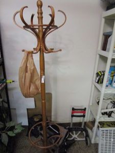 lot 181 image: VNTG HATCOAT RACK, PET CARRIER, ALUMINUM HAND TRUCK, YARD DISPLAY CROSS