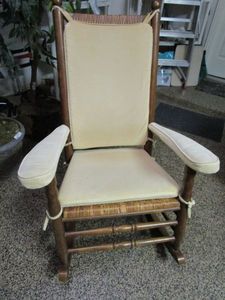 lot 91 image: VNTG SOLID WOOD ROCKING CHAIR WITH CUSHIONED SEAT AND BACK