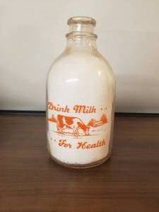 lot 4 image: North Shore Dairy Co - Chicago, Illinois. glass milk bottle with lid