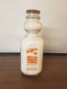lot 50 image: Steffens Dairy glass quart creamermilk bottle with lid