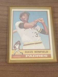 lot 122 image: 1976 Topps Dave Winfield baseball card #160