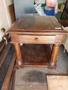 lot 218 image: End table