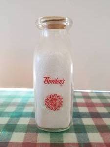 lot 20 image: Bordens Pint glass milk bottle