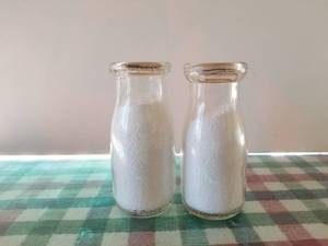lot 86 image: Lot of 2 -12 pint glass milk bottles with lids