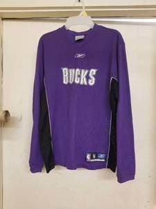 lot 131 image: Milwaukee Bucks - Reebok NBA team apparel shirt - M and plate