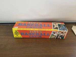 lot 124 image: 1988 Topps Baseball cards - unopened factory set