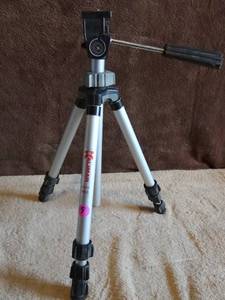 lot 9 image: Kalimar K493  Ps3 Lightweight Aluminum Tripod 14 12-38