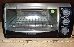 lot 32 image: BLACK N DECKER TOASTER OVEN - TESTEDWORKING