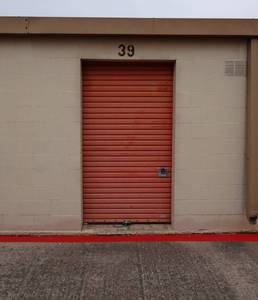 lot 45 image: D039 - 10 X 10 DELINQUENT STORAGE SELL OFF - BOXES, BEDDING, TV & MORE