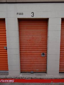 lot 53 image: F003 - 6 X 10 DELINQUENT STORAGE SELL OFF - BOXES, BEDDING, FURNITURE & MORE