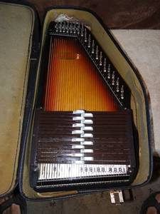 lot 63 image: $$$ ChromaHarp 21 Chord Auto Harp wCase & Tuning Wrench $$$