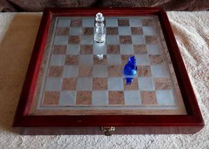 lot 64 image: BEAUTIFUL MIRROR TOPPED CHESS BOARD WITH ACRYLIC CHESS PIECES