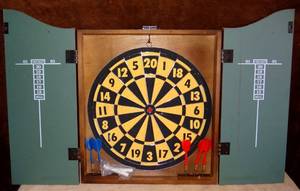 lot 65 image: PRINCE OF WALES DOUBLE SIDED DART BOARD WITH DARTS (MISSING 1 BLUE), CHALK, AND SCOREBOARD - AS NEW