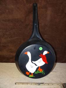 lot 71 image: LARGE METAL FRY PAN WITH HAND PAINTED GEESE DESIGN FOR WALL HANGER