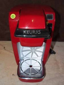lot 82 image: Keurig Model831 Single Cup Coffee Maker - BRIGHT RED