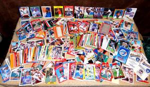 lot 97 image: VERY LARGE LOT (HUNDREDS) OF BASBALL CARDS AS SHOWN