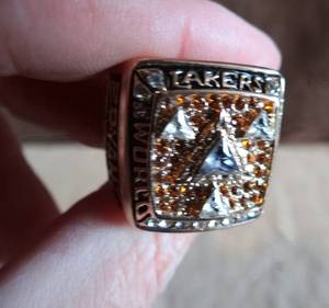 lot 107 image: LOS ANGELES LAKERS WORLD CHAMPIONSHIP RING - KOBE BRYANT EDITION SIZE 11 - NEW