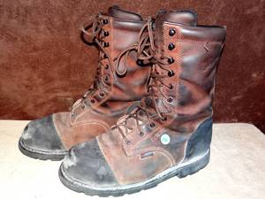 lot 110 image: MENS RED WING HIGH COLLAR SAFETY STEEL TOE WORK BOOTS - SIZE 11 - EXCELLENT CONDITION