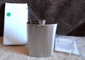 lot 164 image: NICE STAINELESS STEEL 8 OZ DRINKING FLASK - NIB
