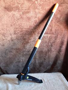 lot 169 image: FISKARS Stand Up 4 Claw Weeder - WORKS GREAT