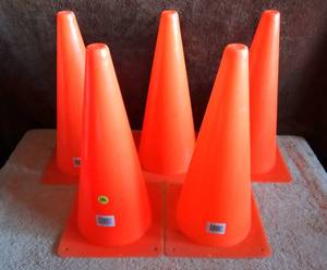 lot 196 image: ASSORTMENT OF STACKABLE SAFETY CONES - APPROX 15 INCH (5 TOTAL)