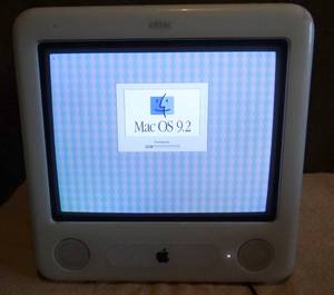 lot 44 image: VINTAGE Apple Emac Model-A1002 Computer - POWERS ON