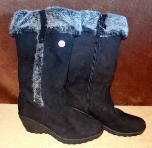 lot 234 image: WOMENS FAUX FUR BOOTS - BLACK - SIZE 9 - AS NEW