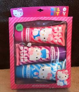 lot 242 image: HELLO KITTY BATH SET - NIP