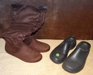 lot 245 image: WOMENS SIZE 8 BROWN BOOTS (NEW) AND CROC STYLE SLIP ONS