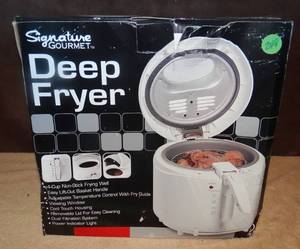 lot 248 image: SIGNATURE GOURMET DEEP FRYER - UNUSED IN ORIGINAL BOX