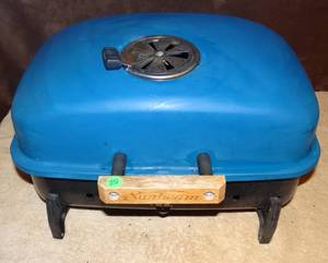 lot 251 image: VINTAGE Sunbeam Model BC1712E Blue Electric BBQ Grill
