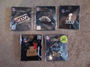 lot 268 image: DALLAS COWBOYS COMMEMORATIVE PINS