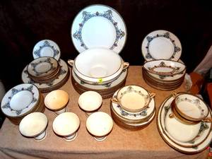 lot 295 image: AMAZING ANTIQUE ROYAL WORCESTER PLATE SETTING DONCASTER PATTERN (X71) $$$$$