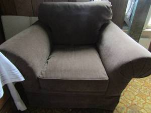 lot 30 image: Oversized chair light brown good condition 31x47x36