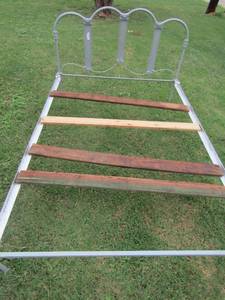 lot 8 image: VINTAGE Full size iron bed  -side rails cracked at connection (see photos) comes with slats