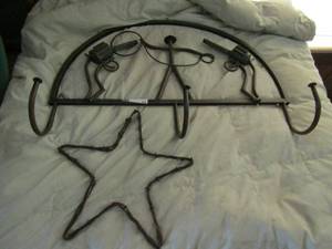 lot 13 image: Wall coat rack western theme 26x20 and barbwire star 12x12