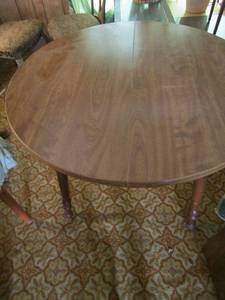 lot 15 image: Oval dining table with leaf. 42 without leaf with leaf 60 its 30tall