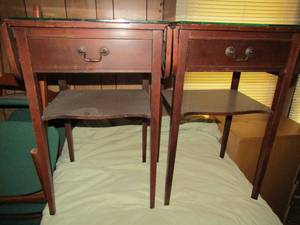 lot 17 image: SIDE TABLE WITH FLIPUP SIDES  HAVE SHELF & DRAWER  28X16X14 GLASS TOP  QTY 2