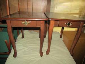 lot 18 image: 2 side tables with one drawer dark wood 21x17x23