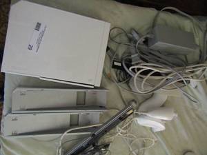 lot 29 image: Wii console game system box mounts main plug remotes