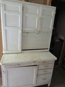 lot 2 image: Vintage Hooiser Cabinet. Enamel top, Flour bin, cabinet shelving and drawers 71x41x25