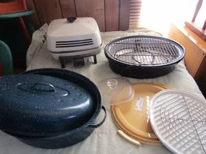 lot 93 image: Blue Graniteware roaster, table top grill, Westbend electric skillet no cord and microwave tray