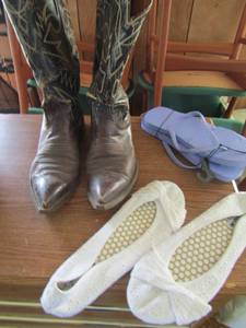 lot 95 image: WELL WORN Tony Lama boots size 7-8 Purple flip flops NEW size 7-8 white slippers size 8