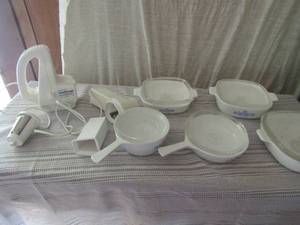 lot 105 image: Corning ware blue and white set with lids one qt., two 6 and one pint
