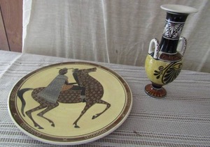 lot 117 image: GREEK - 13 Doric horse plate #250 size 181    10 vase double handled Kutahia Athens