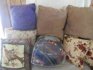lot 119 image: King quilt 100x92 multiple pillows assorted colors and sizes