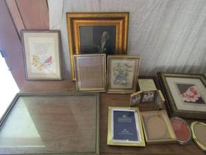 lot 129 image: Assorted  frames ranging from 4x7 to 12x11